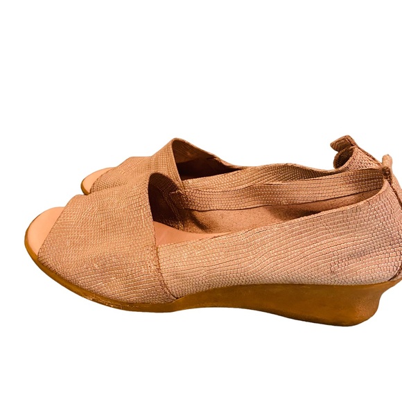 THE FLEXX Tan Croc Pattern Slip On Peep Toe Wedges - Picture 2 of 9